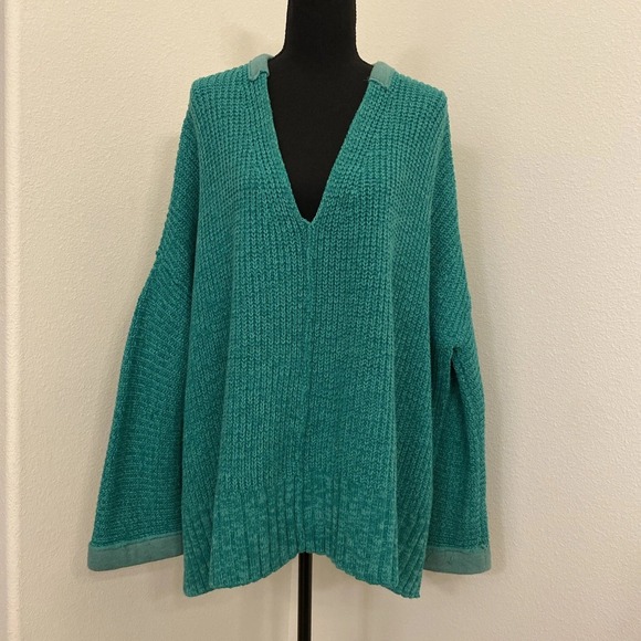 Free People Sweater XS/S Oversized Green Deep V Long Bell Sleeve Boho Holiday - Picture 1 of 9